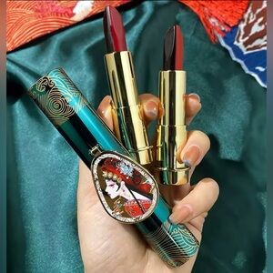 2 Lipsticks/case with mirror 💄💄